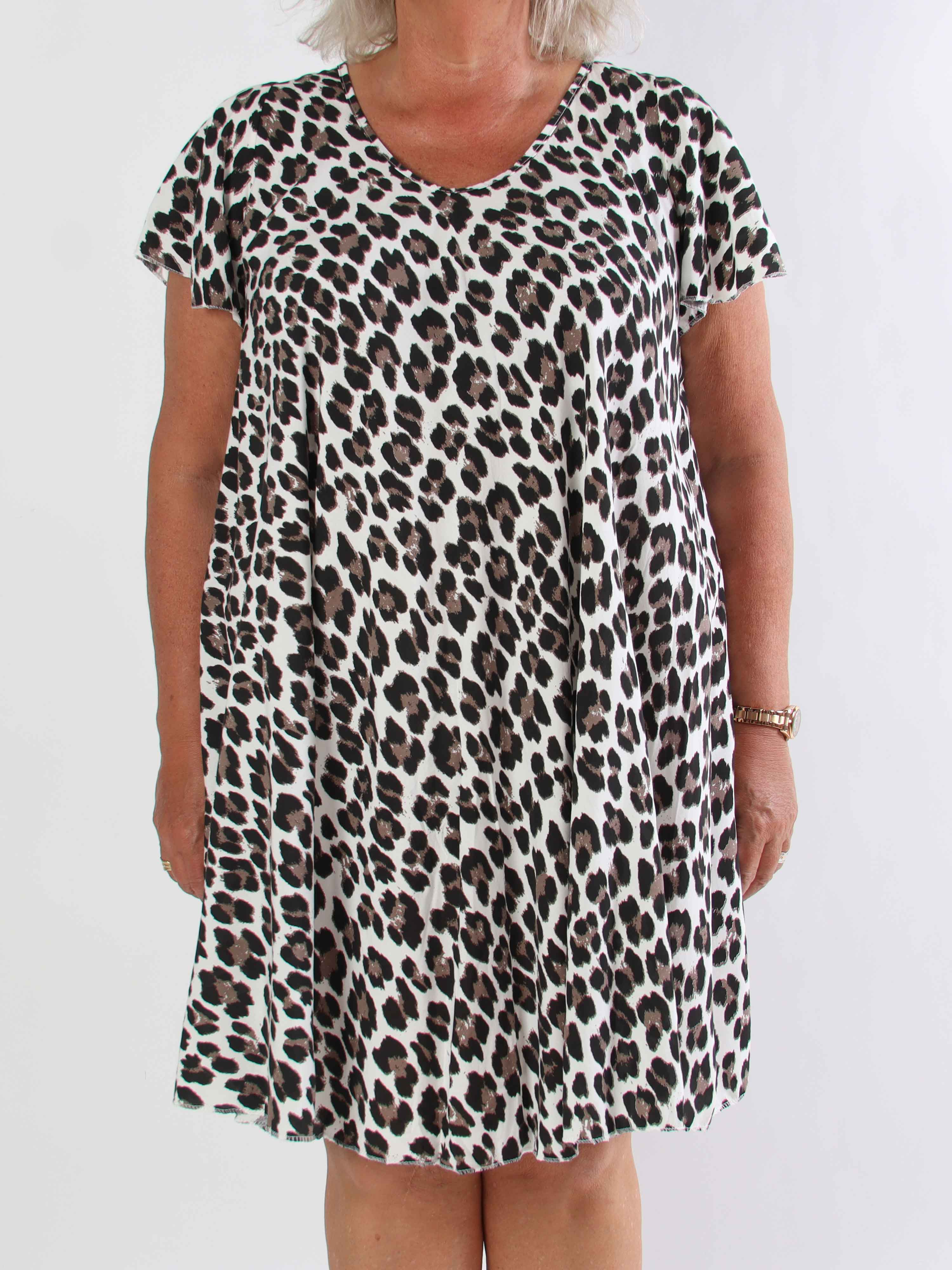 Chione - Sød plus size kjole i a facon med leopardprint